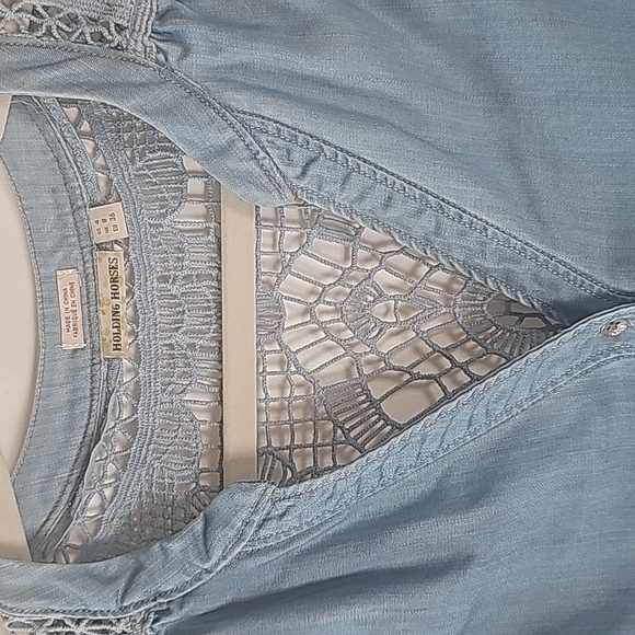 Holding Horses|| Anthropologie  Chambray Crochet Top Size 4 - Picture 4 of 10